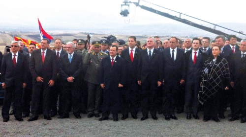 Čekajući makedonske zvaničnike: Predsednik Nikolić (u sredini) sa premijerom Dačićem, ministrom pravde  Nikolom Selakovićem, nač