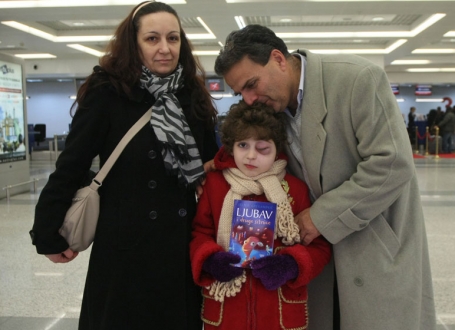 Kraj muka s birokratijom: Anastasija sa roditeljima juče na aerodromu