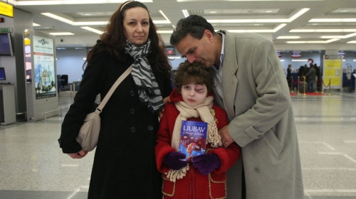 Kraj muka s birokratijom: Anastasija sa roditeljima juče na aerodromu