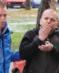 Cvetić šalje  poljupce  novinarima i  fotoreporterima  ispred suda