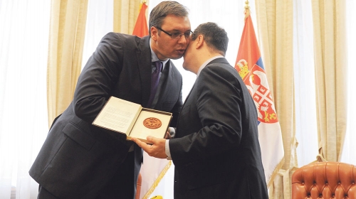Neka te sreća prati i neka ti Bog pomogne, poručio Dačić Vučiću predajući mu poklon i funkciju
