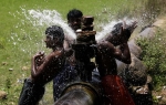 Ljudi ne biraju način da se rashlade: Indija, toplotni talas