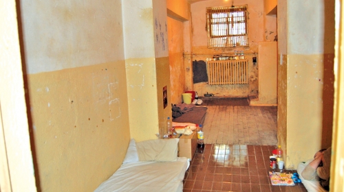 Osuđenici su ležali  na podu, bez kreveta,  a zatvor nije imao  toplu vodu