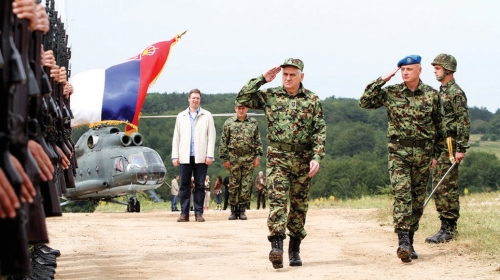 „Vrlo dobro,  vojnici“:  Predsednik  salutirao  pripadnicima  Vojske Srbije