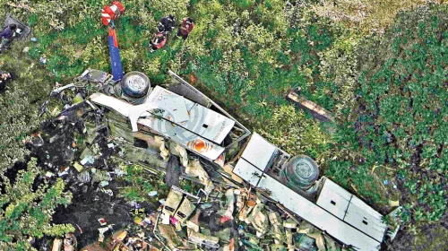 Autobus je pao sa nadvožnjaka visokog 30 metara