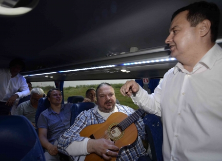 Dačić  ipak zapevao  „Miljacku“:  Najveseliji  trojac u  autobusu