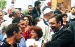 Vučić okružen  pristalicama