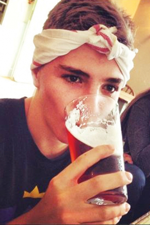 Iako ima samo 13 godina, Roko izigrava facu i slika se kako pije pivo