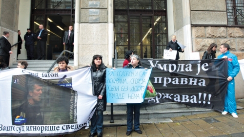 Skup ispred zgrade Apelacionog suda u Beogradu