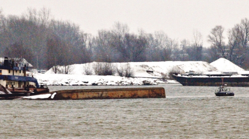 Prevrnuta barža na Dunavu