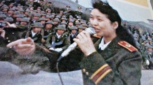 Peng Lijuan, današnja prva dama Kine, peva  vojnicima posle masakra na Tjenanmenu 1989.