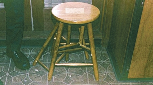 Drvena stolica jedini komad nameštaja
