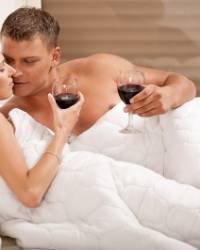Par pije vino u krevetu