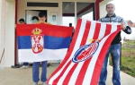 Ispred kuće se ponosno vijore zastave Srbije i Zvezde
