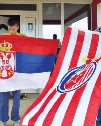 Ispred kuće se ponosno vijore zastave Srbije i Zvezde
