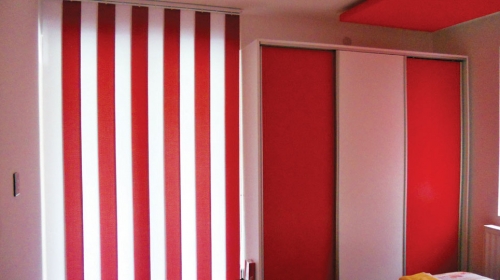 Ogroman grb Crvene zvezde krasi crveno-belu  fasadu porodične kuće Mijajlovića, garderobu  drže u crveno-belom ormaru
