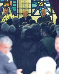 Opelu  prisustvovalo više stotina  ljudi