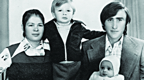 Vreme najveće sreće: Savo  (u sredini) sa majkom,  ocem i bratom Andrijom