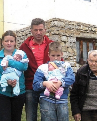 To je pravo bogatstvo:  Blizanci u krugu svoje porodice