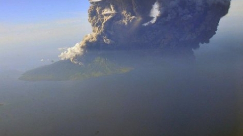 Erupcija indonežanskog vulkana Sangeang Api