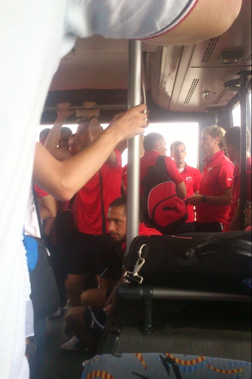 Fudbaleri Crvene zvezde u autobusu