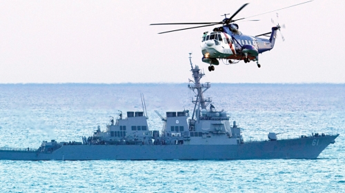 Užurbane  pripreme: Turski helikopter  nad američkim  razaračem