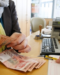 Građani se ipak i dalje teže odlučuju na štednju u dinarima...
