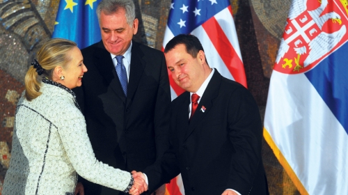 Kulturno rukovanje i kiseli osmesi: Klintonova sa Nikolićem i Dačićem