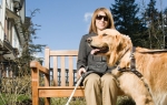 slepa žena i pas vodič